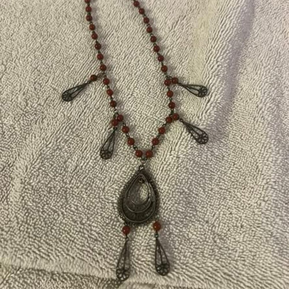 🐻Lovely Vintage Red Stone and Metal Necklace